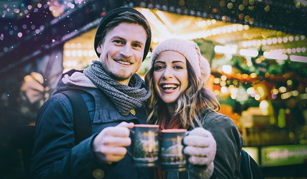Singles flirten auf einem Hamburger Weihnachtsmarkt
